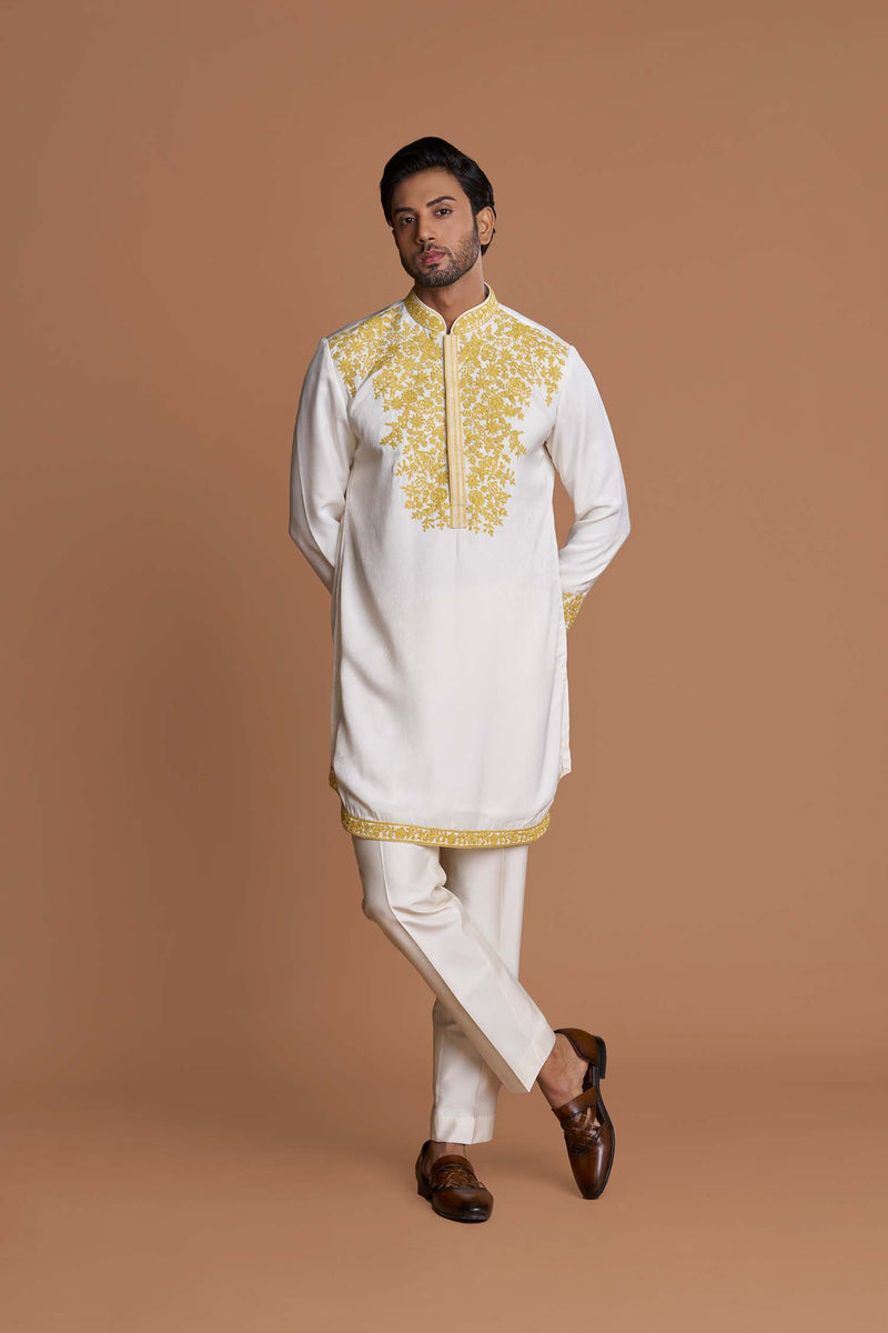 Traditional kurta set with a modern elegance