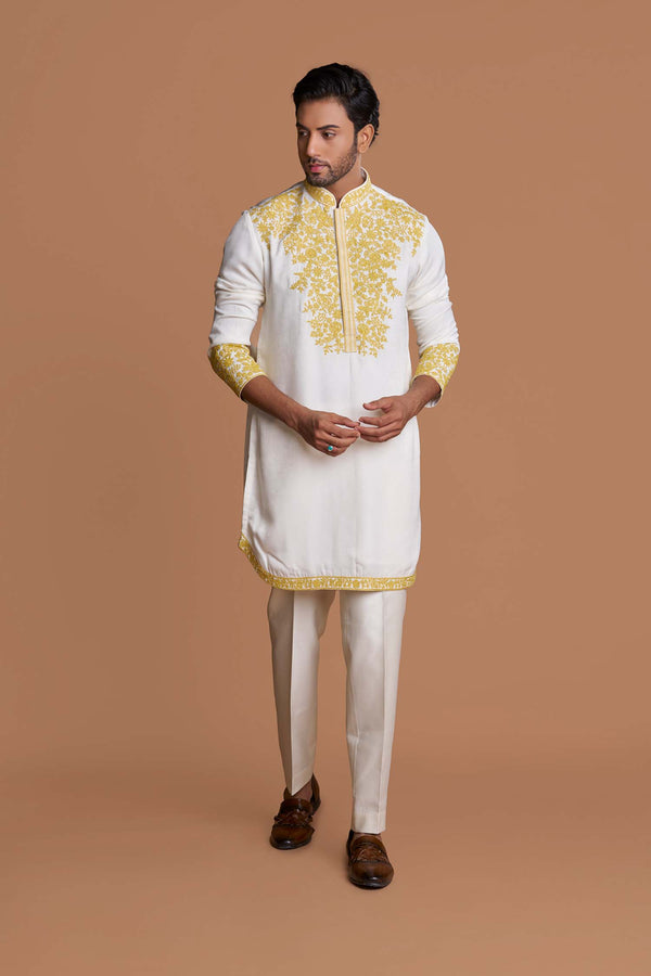 Traditional kurta set with a modern elegance