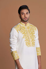 Traditional kurta set with a modern elegance